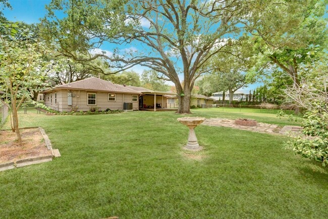 Building Photo - 5604 Whitehaven St