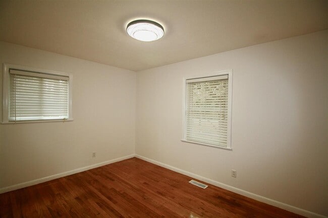 Building Photo - 520 N Hale St