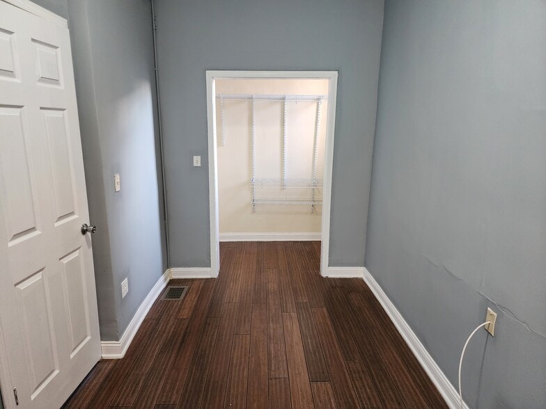 Building Photo - 4909 W Roosevelt Rd