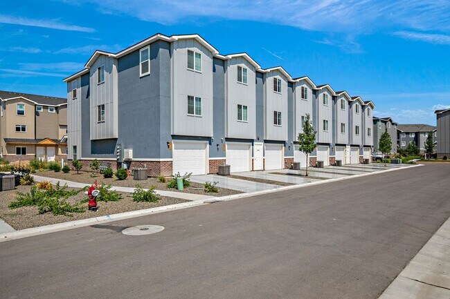 Building Photo - Gorgeous Townhomes in Entrata Farms of Meridian. Luxurious Amenities!