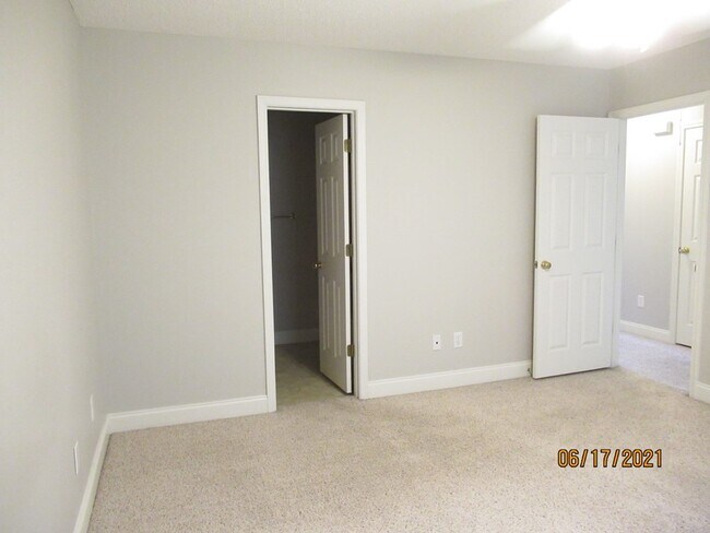 Building Photo - 3430 Beacon Dr