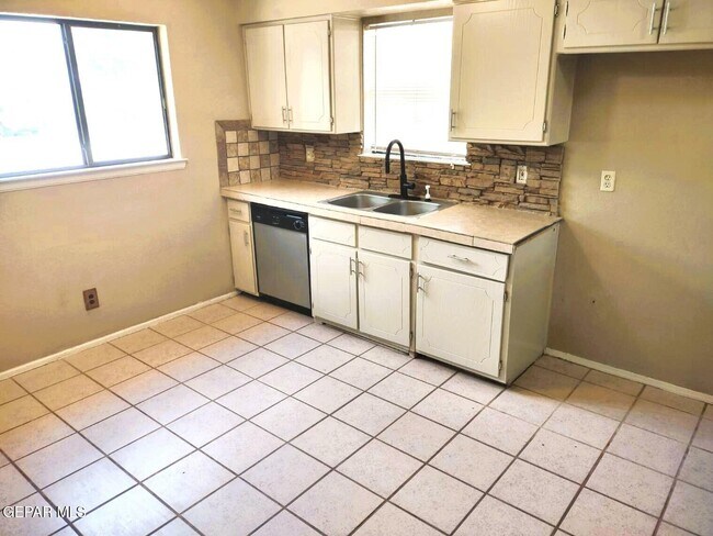 Building Photo - 725 Arredondo Dr