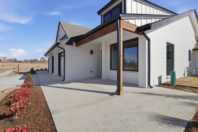 Building Photo - Newly Remodeled 2 Bed Duplex – Prime Broken Arrow Location!