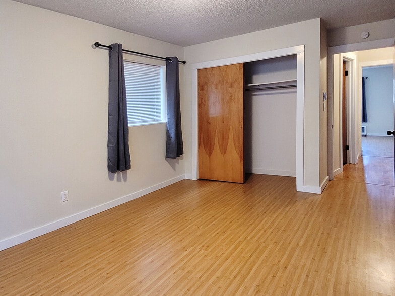 Third bedroom, view of closet and hallway - 649 N Hayes St