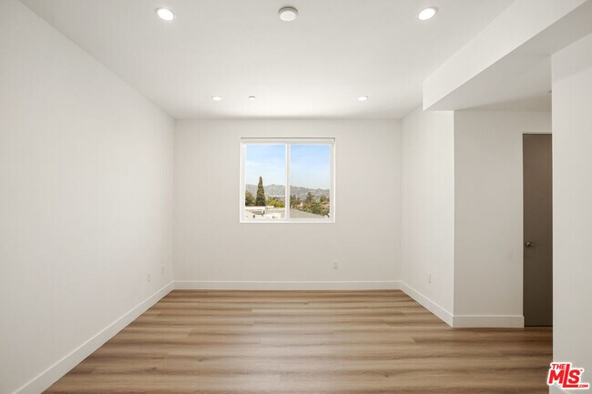 Building Photo - 834 S Shenandoah St