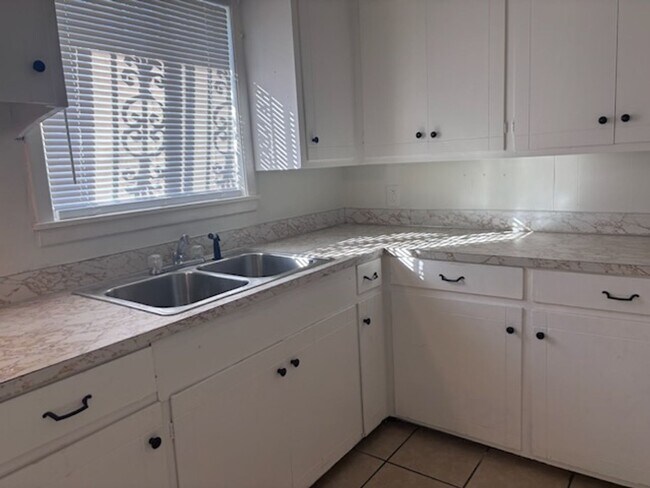 Building Photo - 3715 Skyline Dr