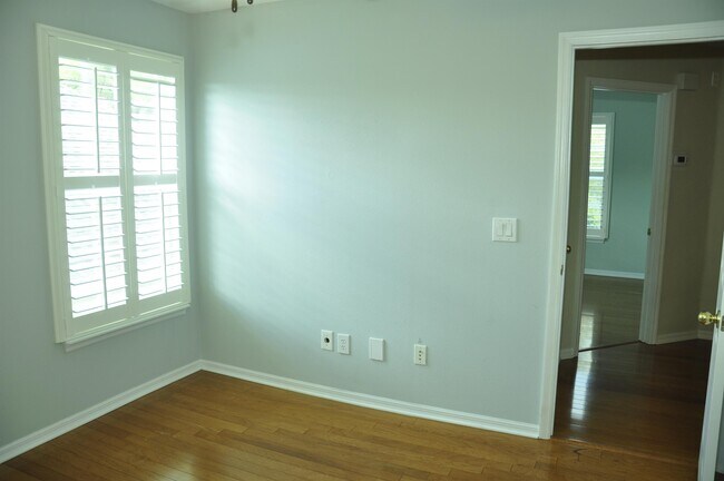 Building Photo - 607 Nadina Pl