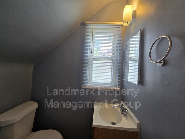 Building Photo - 15205 Maplewood Ave