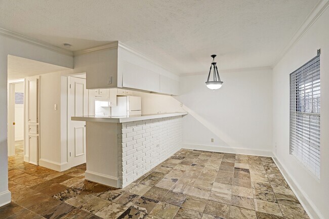 Building Photo - 2418 Mimosa Dr