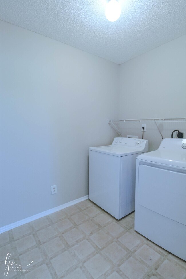 Building Photo - 2013 Laurel Oak Ct