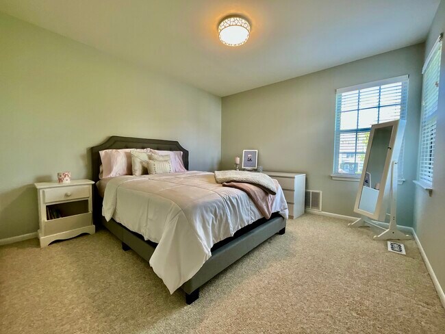 Building Photo - 547 Woodcrest Dr