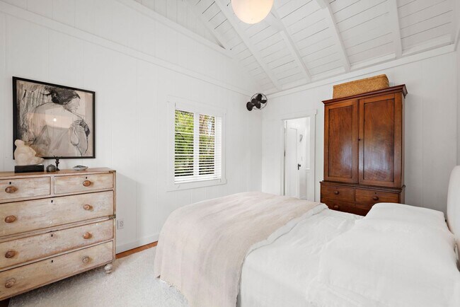 Building Photo - Classic Modern Cottage in Laguna Village