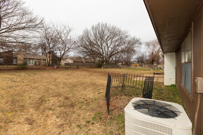 Building Photo - 4902 S Gum Ave