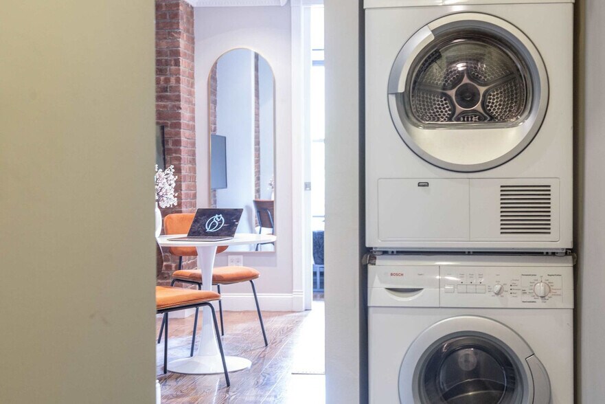 Building Photo - 689 10th Ave