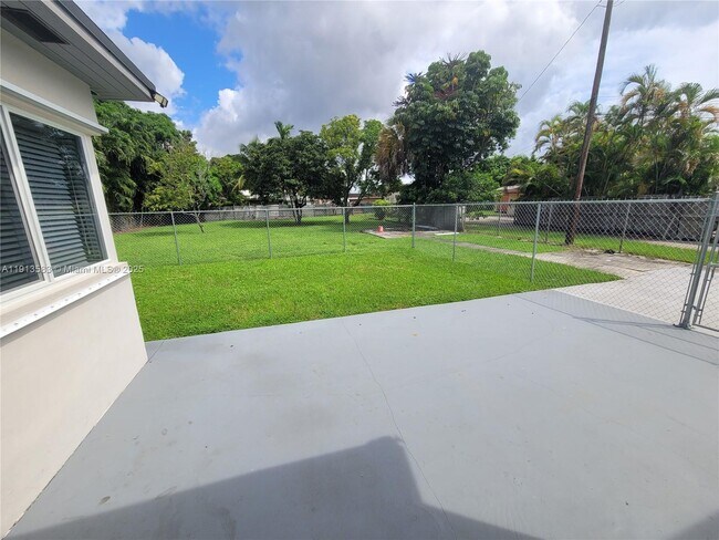 Building Photo - 8839 SW 28th St