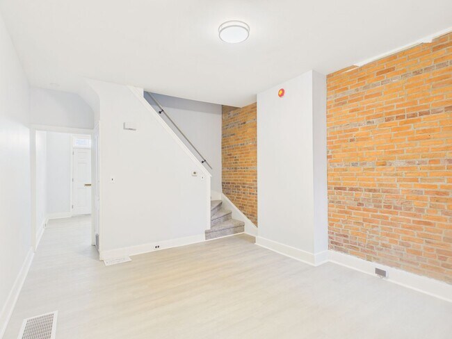 Building Photo - 2 Bedroom Single Family on Penn with Bonus Room