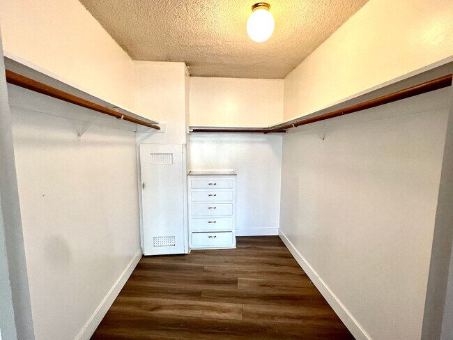Building Photo - 5630 Ravenspur Dr