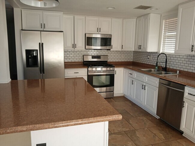 Building Photo - 3 Bedroom 2 bath Home in 29 Palms