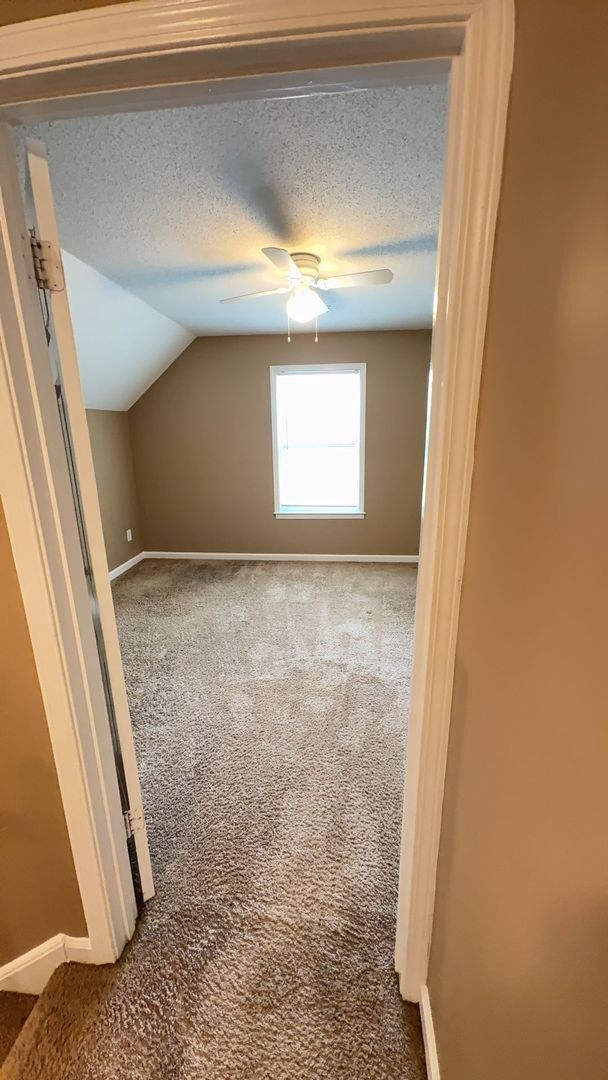 Building Photo - Comfy 3 bedroom 2 bath home