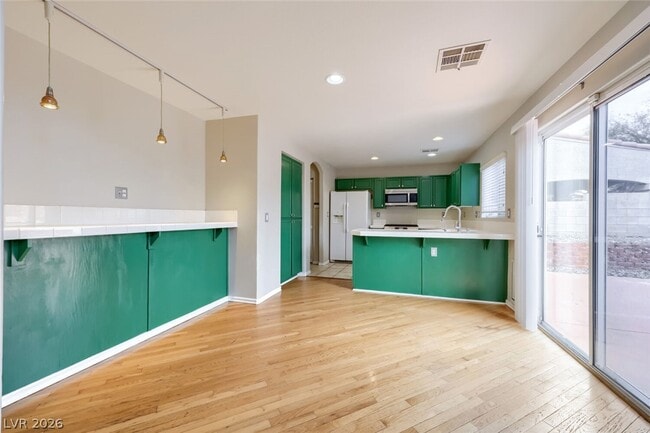 Building Photo - 950 Sweeping Vine Ave