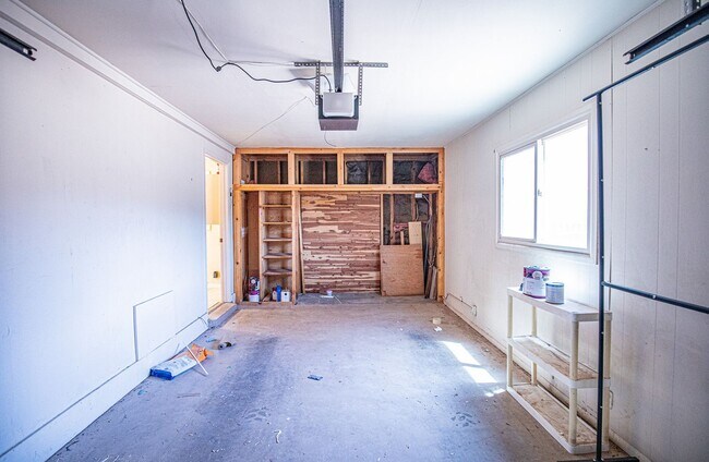 Building Photo - 3 Bedroom 1.75 bath with Solar Panels