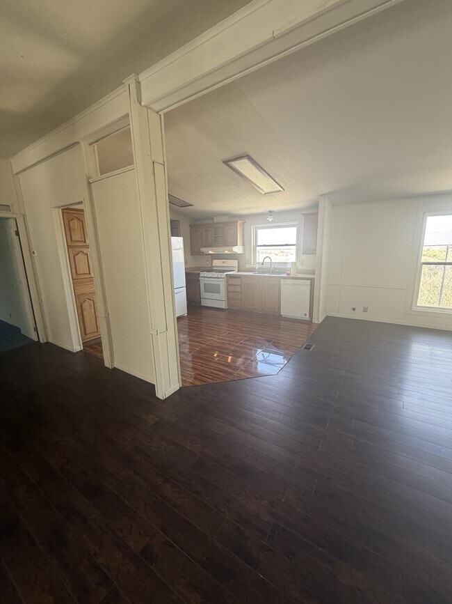 Building Photo - 690 Maple Ct