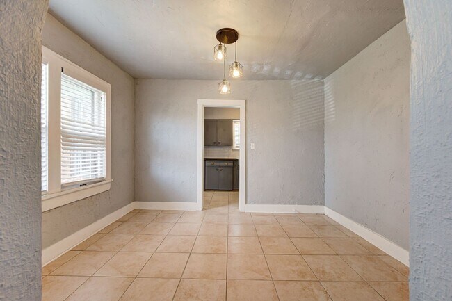 Building Photo - Charming 2-Bed, 1-Bath Upstairs Duplex Near the Paseo District * * * $350 MOVE-IN SPECIAL * * *