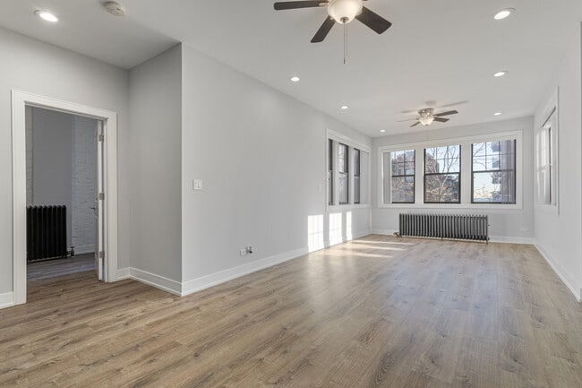 Building Photo - 7626 N Eastlake Terrace