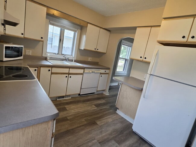 Building Photo - 2 Bedroom, 1 Bathroom Home with Garage Available Now