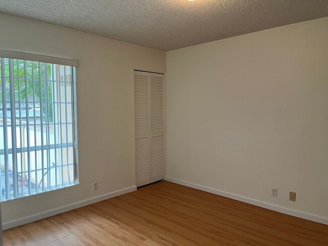 Building Photo - Crosspointe Townhouse - 2 bedrooms, 2 bath unit w/2 parking stalls - Avail 4/1/26