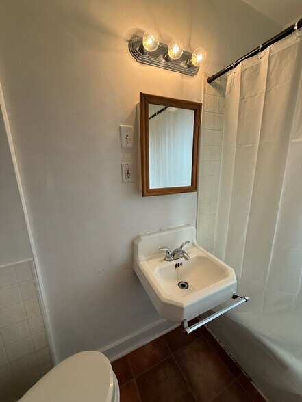 Bathroom Sink - 1500 Jiroch St