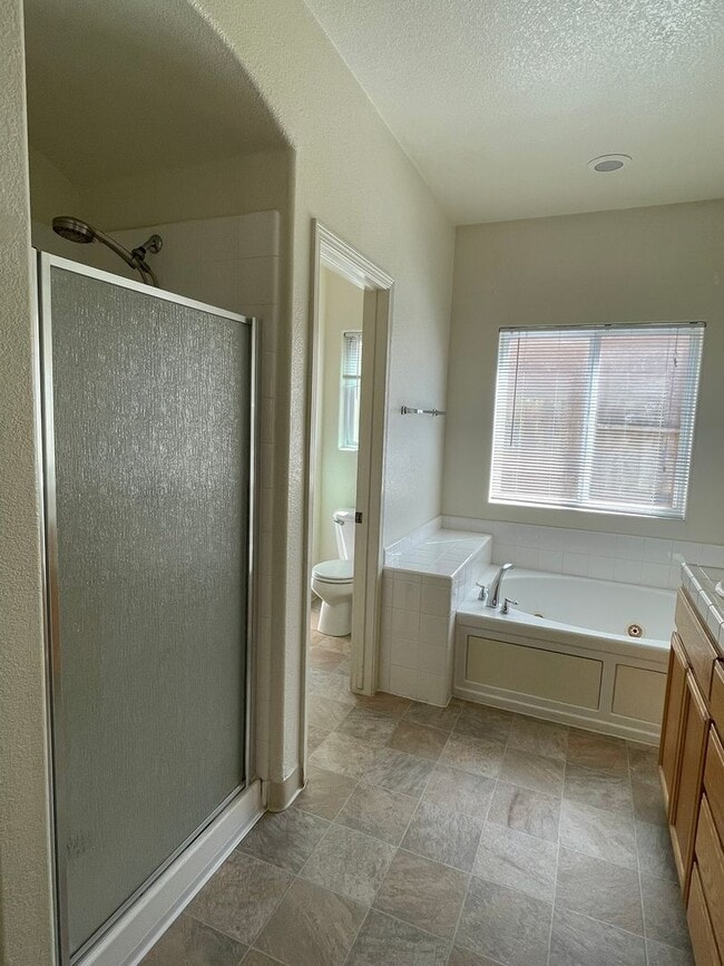 Building Photo - Available Now! Move-In Ready