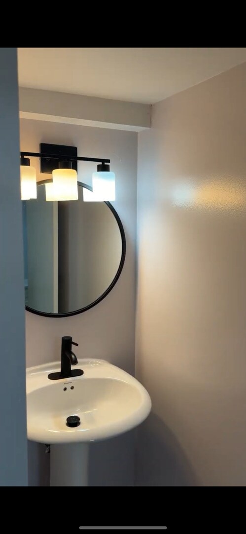 Building Photo - 1657 N Harding Ave