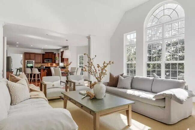 Building Photo - Executive 5BR / 4.5BA Rental In Bellevue