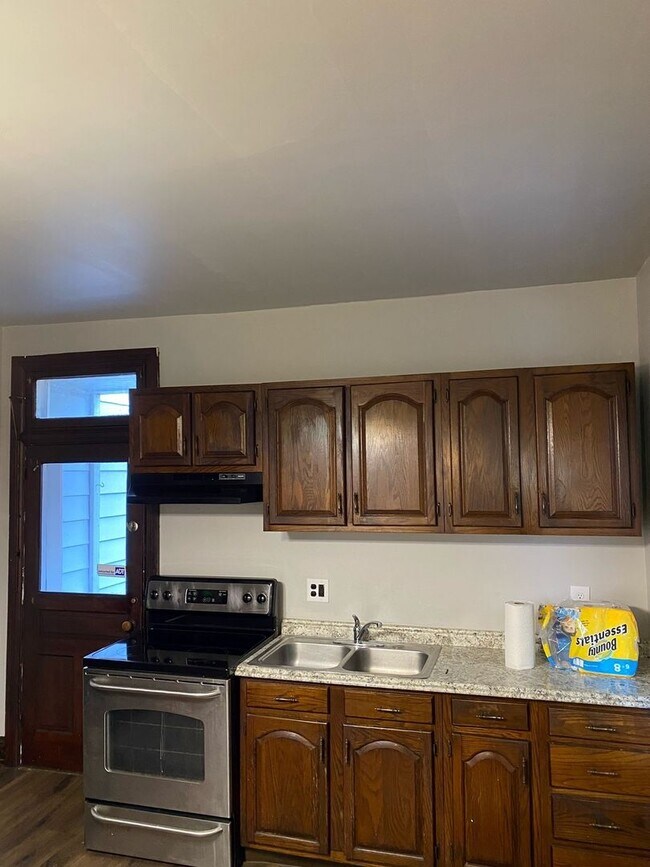 Building Photo - 664 Linden Ave