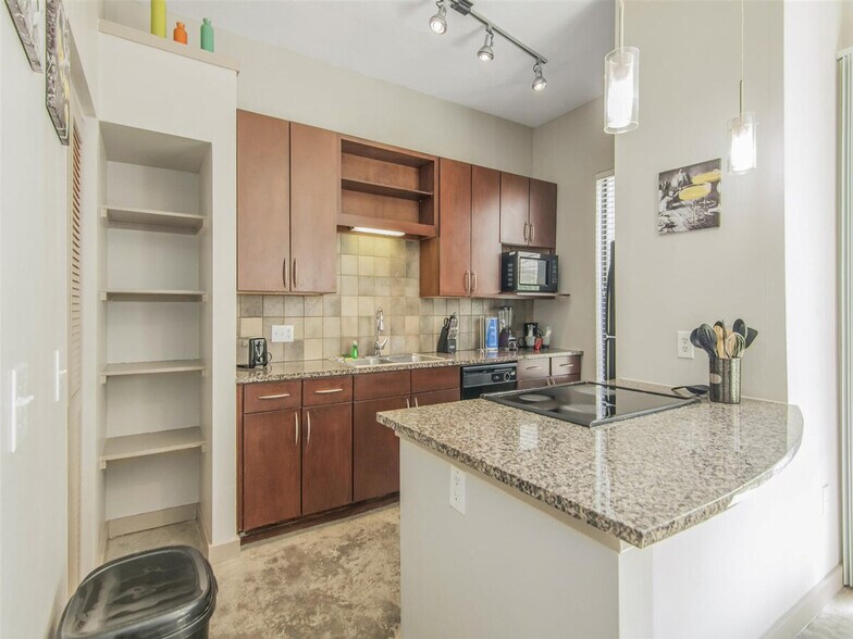 Building Photo - 2344 Camden Dr