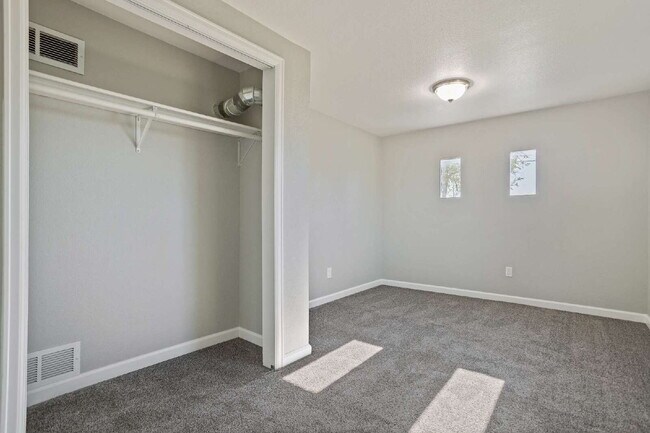 Building Photo - Cute Single Family Home Ready Now!