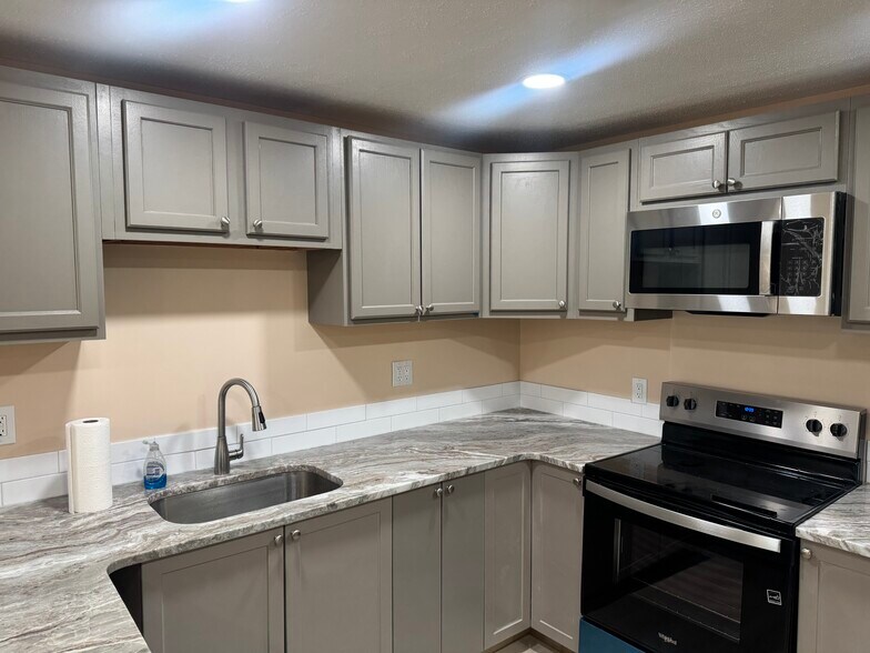 Kitchen - 356 Franklin Ave