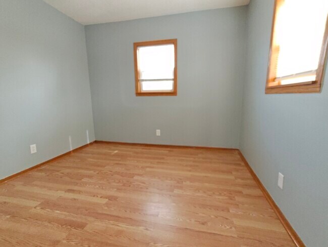 Building Photo - 2437 W Balmoral Ave