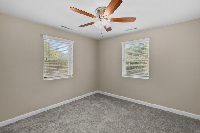 Building Photo - Spacious 4-Bedroom, 2.5-Bath Home E Duffy