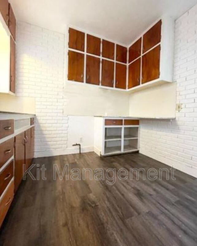 Building Photo - 828 Toronto Ave