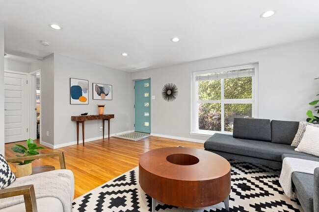 Building Photo - Recently Updated Home in Prime Sunnyside N...