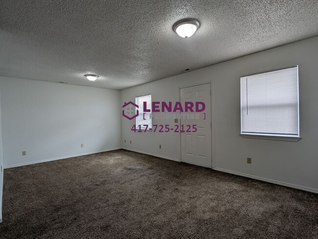 Building Photo - 2 Bedroom Duplex Ready for Move In!