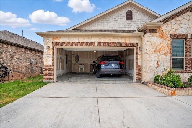 Building Photo - 604 Bronze Forest Dr