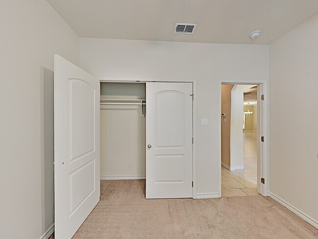 Building Photo - No Application Fee* $500 off first months ...