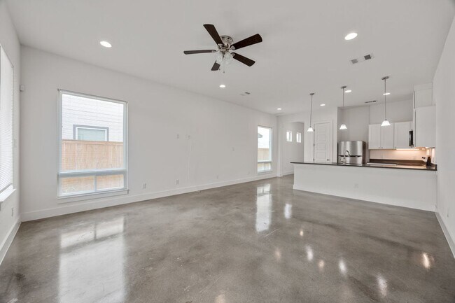 Building Photo - 215 San Salvador Ave