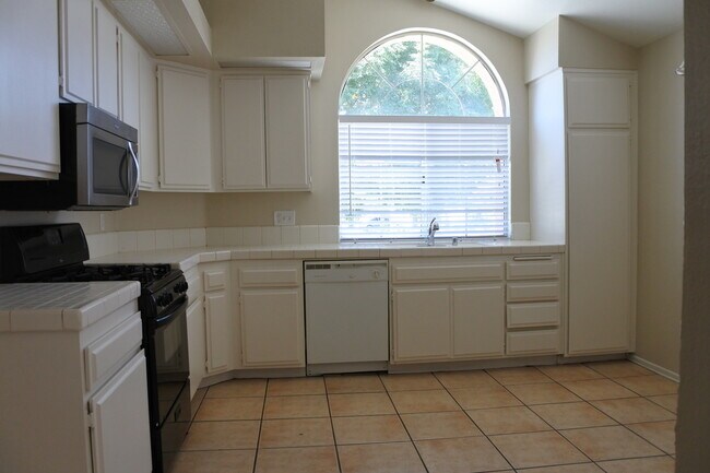 Building Photo - New Listing!