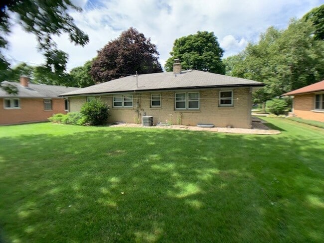 Building Photo - West Allis 3 bedroom 2 bath ranch