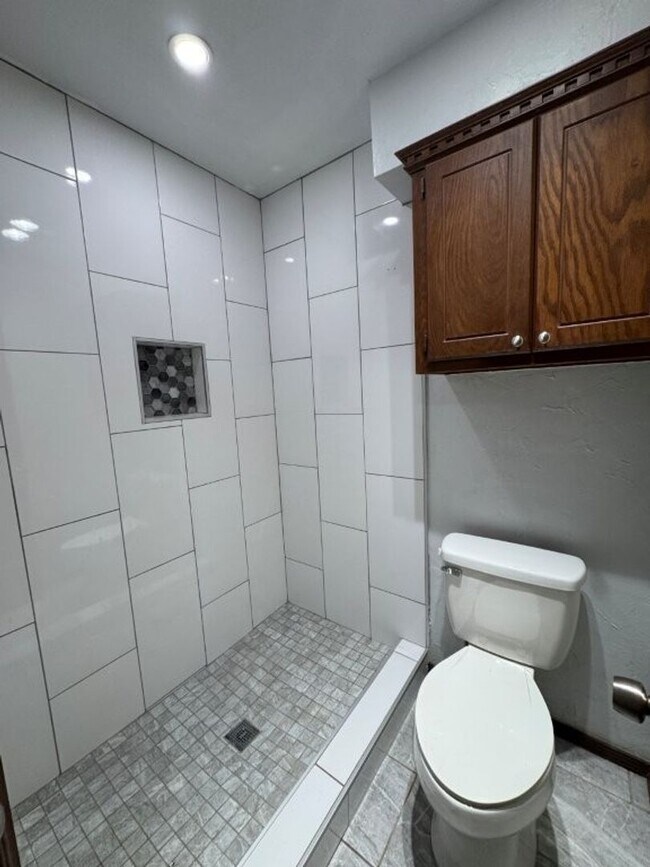 Building Photo - New flooring and tile, great location, lar...