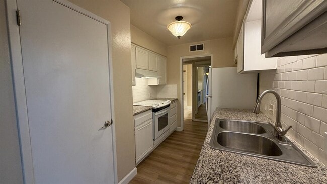 Building Photo - 1780 W Santa Ana Ave